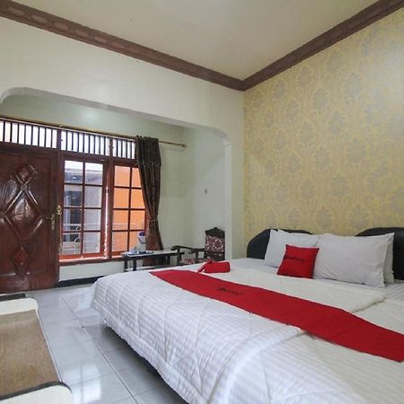 เรดดอร์ซ เนียร์ ซารางัน เลค Hotel Magetan ภายนอก รูปภาพ