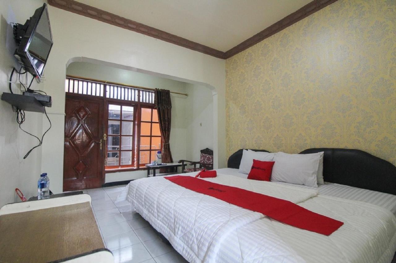 เรดดอร์ซ เนียร์ ซารางัน เลค Hotel Magetan ภายนอก รูปภาพ