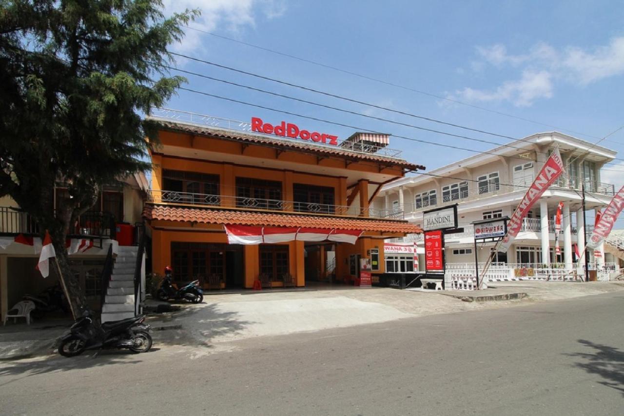 เรดดอร์ซ เนียร์ ซารางัน เลค Hotel Magetan ภายนอก รูปภาพ