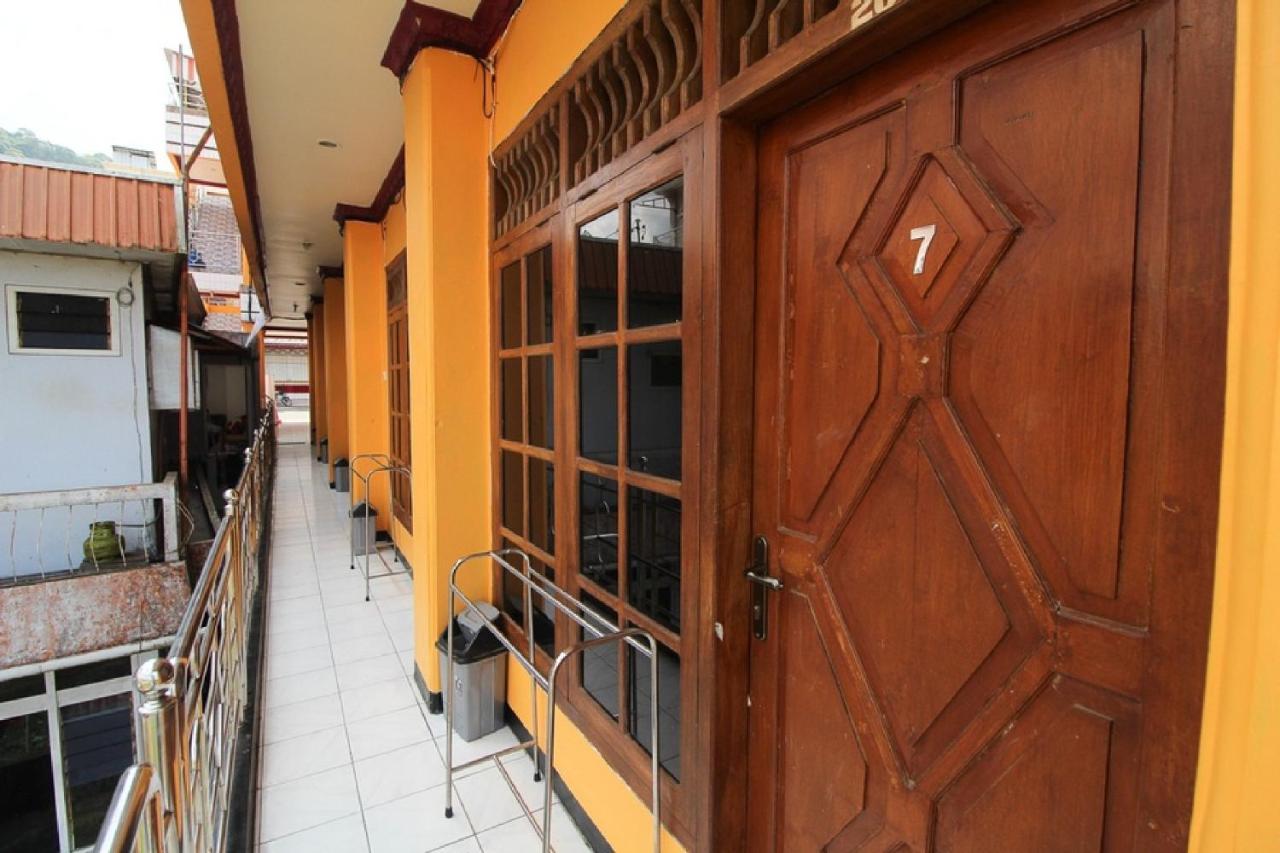 เรดดอร์ซ เนียร์ ซารางัน เลค Hotel Magetan ภายนอก รูปภาพ