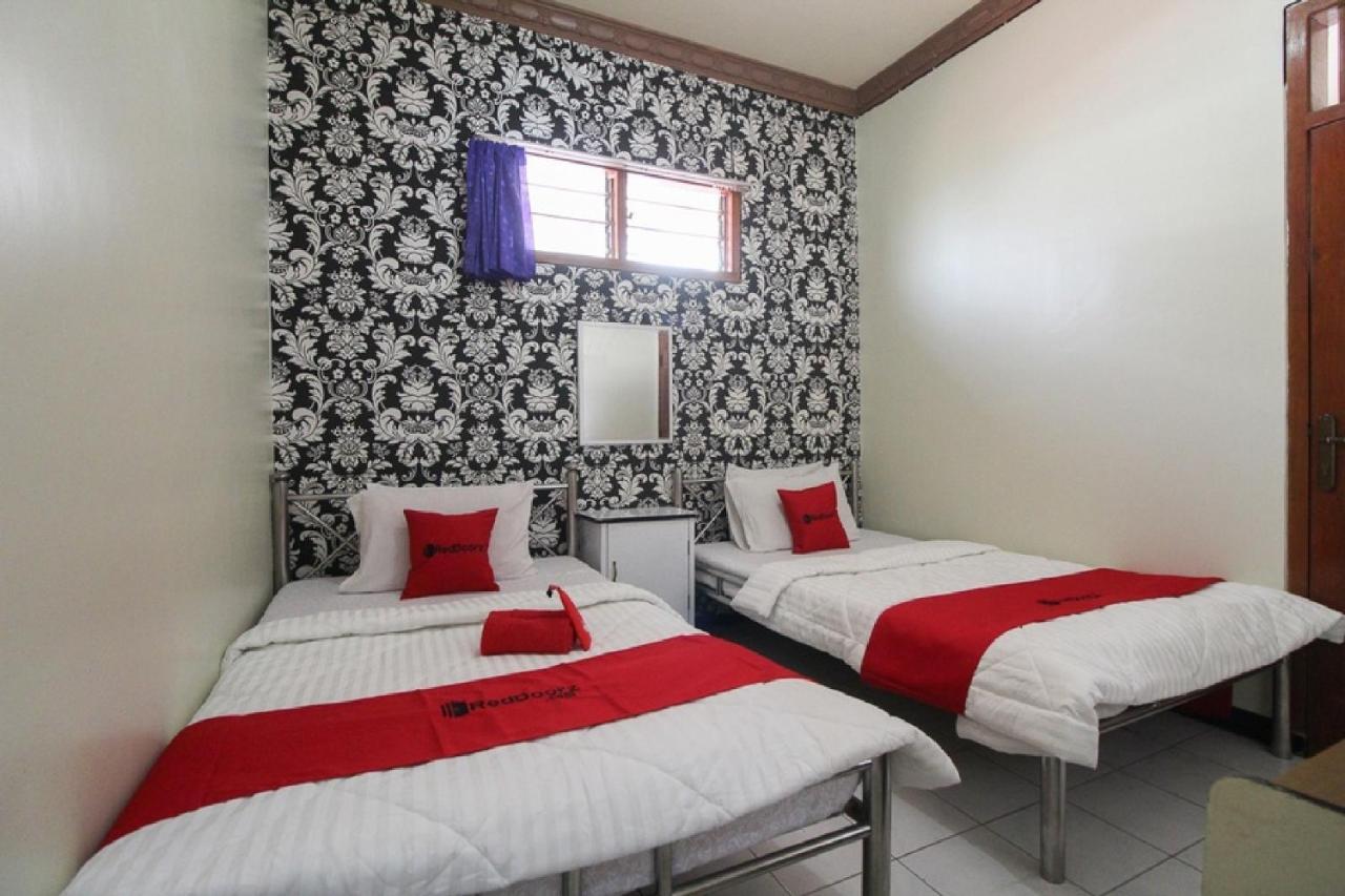 เรดดอร์ซ เนียร์ ซารางัน เลค Hotel Magetan ภายนอก รูปภาพ