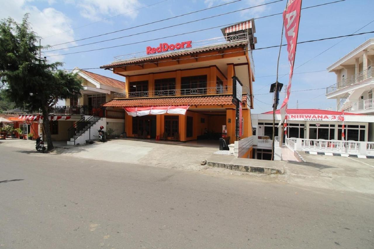 เรดดอร์ซ เนียร์ ซารางัน เลค Hotel Magetan ภายนอก รูปภาพ