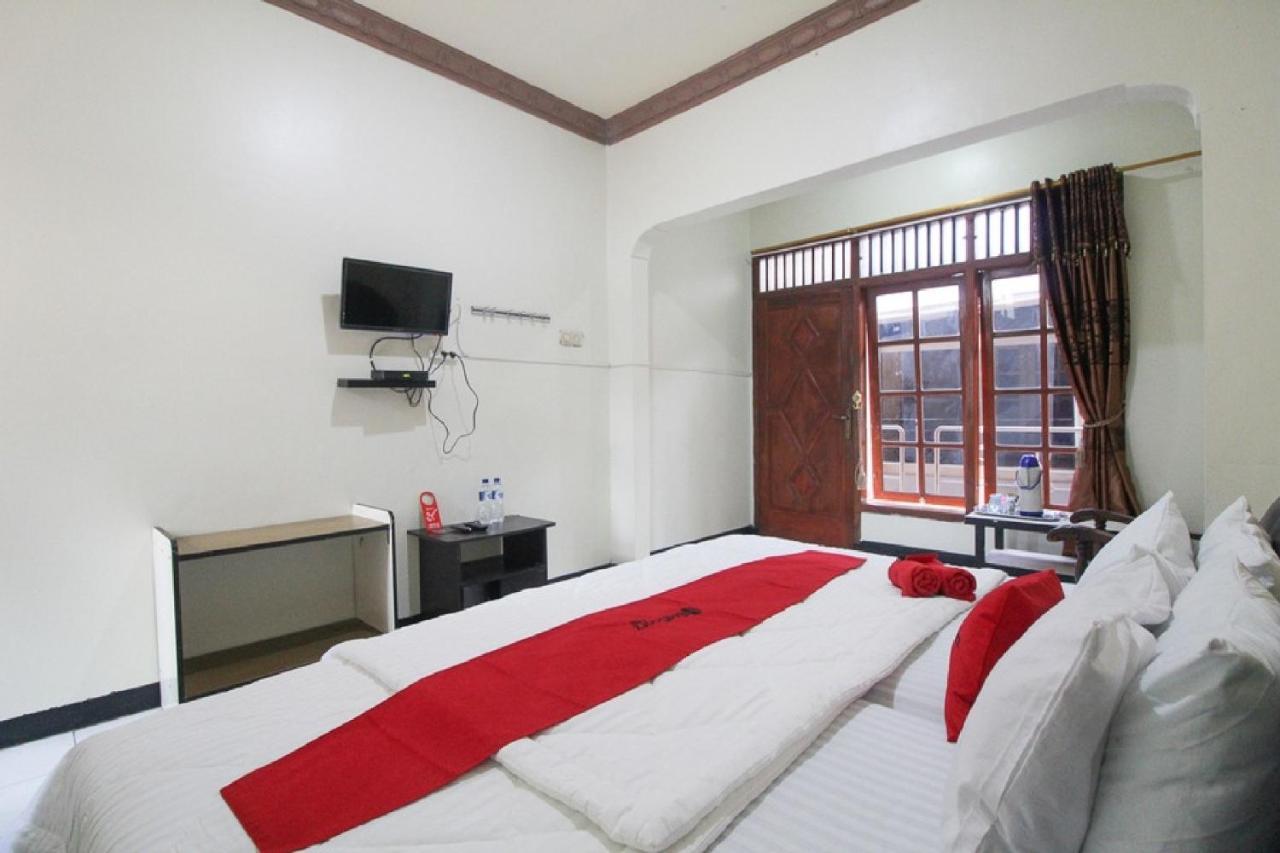 เรดดอร์ซ เนียร์ ซารางัน เลค Hotel Magetan ภายนอก รูปภาพ